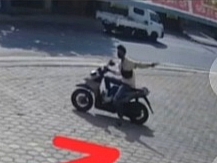 Aksi Curanmor di Mustika Jaya Terekam CCTV, Pelaku Diduga Acungkan Pistol